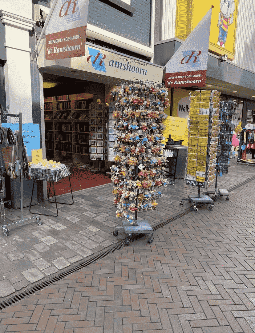 Foto van de Ramshoorn vanaf buiten de winkel